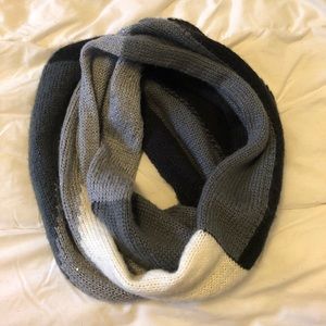 Tri-color knit circle scarf